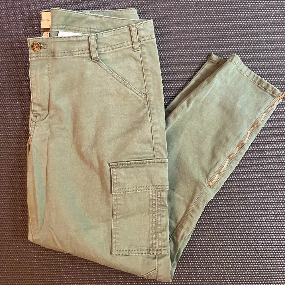 Bass Green Cargo Utility Pants with Zippered Hem in 14